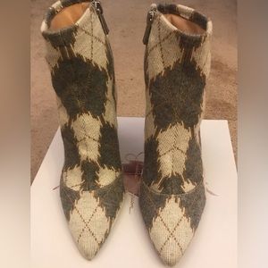 NWOT Jessica Simpson grey/cream Argyle print Fabric Booties